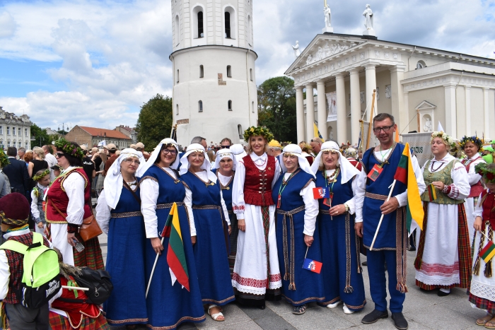 Vilniaus Katedros aikštėje širvintiškiai ruošiasi šventinei eisenai.