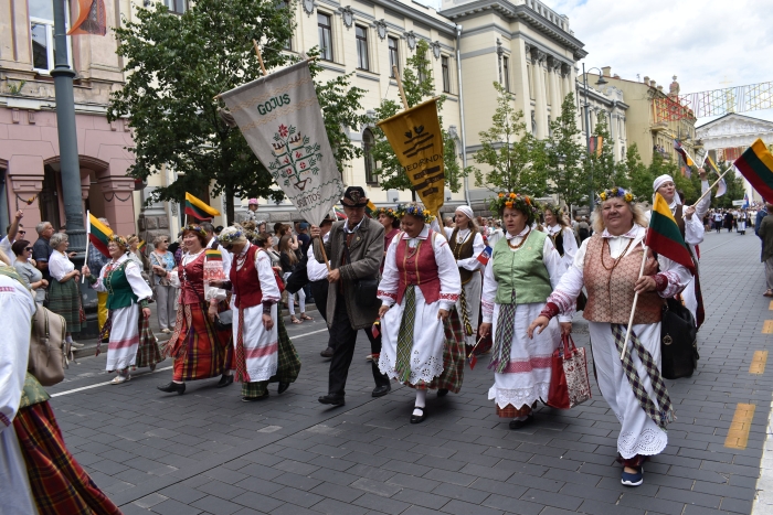 Kolektyvas „Gojus“ šventinėje eisenoje.