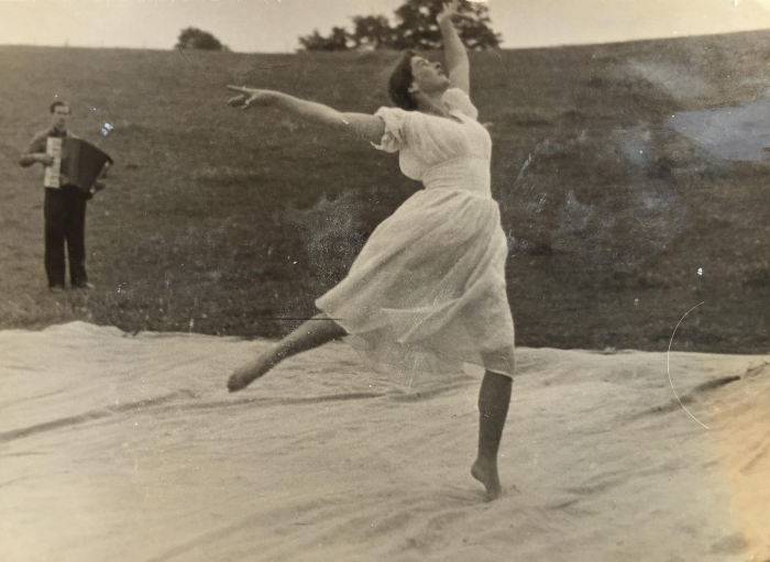 Irmgarda Blusevičienė rodo baleto numerį. 1957 m.