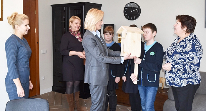 Merei Živilei Pinskuvienei perduodamas inkilas