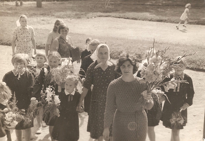 Pajuodžių kaimo mamos su savo vaikais. 1968-09-01.