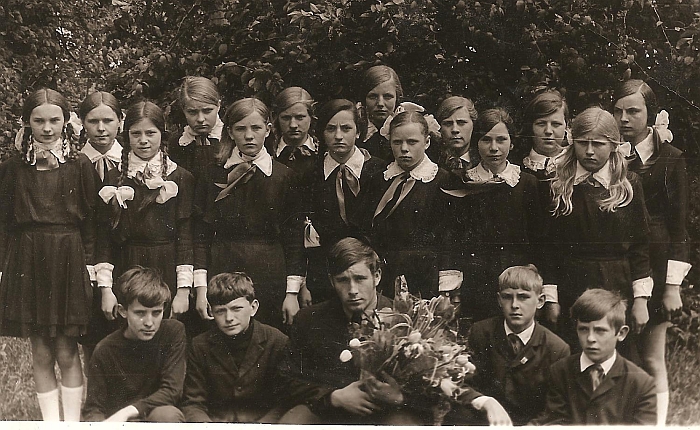 1974 metų šeštokai su auklėtoju Algiu Šlederiu.