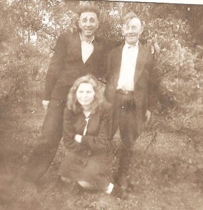  Leonas Martinėlis (kairėje) ir Stanislovas Stankevičius - senieji Juodapurvės gyventojai - su viešnia Prane Butkute.
