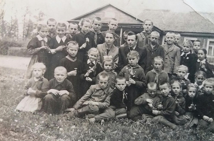 Vieni iš pirmųjų Juodiškių mokyklos mokinių su direktoriumi Petru Butkevičiumi (sėdi centre).