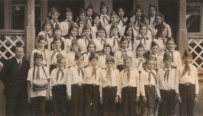 Prieš Respublikinę dainų šventę (kairėje mokyklos direktorius Petras Butkevičius).Prieš Respublikinę dainų šventę (kairėje mokyklos direktorius Petras Butkevičius).