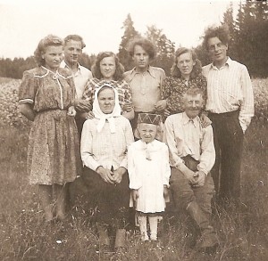 Juodapurvės kaimo gyventojai (stovi trečia iš kairės Stasė Pusvaškienė).