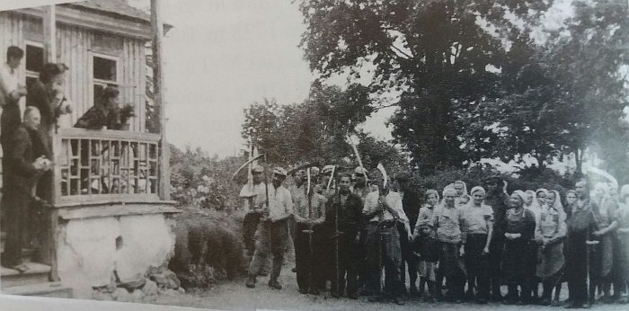 Juodiškių dvaro kieme susirinkę aplinkinių kaimų valstiečiai.