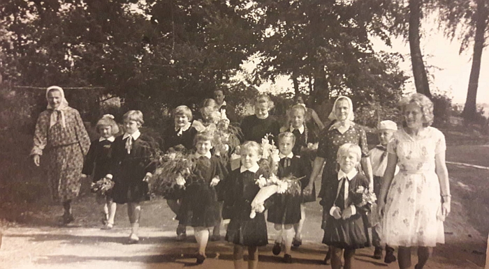 Mokytoja Veronika Stankevičienė (pirma iš dešinės) pasitinka savo mokinius.