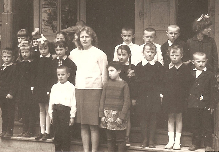 Mokytoja V. Stankevičienė su mokiniais.