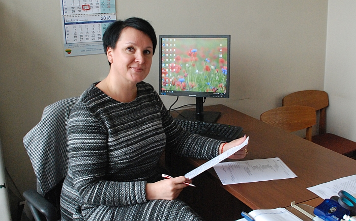 Raštvedė Diana Jacino savo kabinete Jauniūnų seniūnijoje.