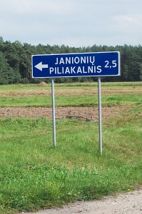 Savivaldybės administracijoje neatsiranda nė vieno žmogaus, kuris sugebėtų suregzti prašymą Ukmergės kelių tarnybos viršininkui, kad pagaliau nuimtų šią klaidinančią kelio rodyklę?..