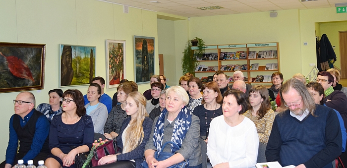  Į knygos pristatymą susirinkę žmonės daugiau nei per valandą išgirdo visą Kernavės ir kernaviškių istoriją.