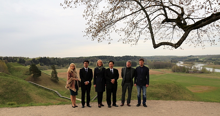Ambasadorių sužavėjo senosios Kernavės piliakalniai. Ambasadorių sužavėjo senosios Kernavės piliakalniai.