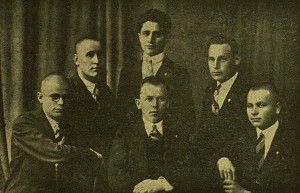 1928-29 metų Centro valdyba. Viduryje stovi Juozas Šiaučiūnas (nuotr. „Jaunoji karta“, 1929 Nr. 6). 1928-29 metų Centro valdyba. Viduryje stovi Juozas Šiaučiūnas (nuotr. „Jaunoji karta“, 1929 Nr. 6).