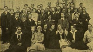 „Jaunosios Lietuvos“ Gelvonų skyrius. 1930 m. Antroje eilėje sėdi (iš kairės): sekretorius mokyt. K. Morkūnas, vicepirmininkas mokyt. P. Vasiliauskas, iždininkė J. Jančytė, pirmininkas mokyt. A. Senkus, knygininkas V. Viršulys. „Jaunosios Lietuvos“ Gelvonų skyrius. 1930 m. Antroje eilėje sėdi (iš kairės): sekretorius mokyt. K. Morkūnas, vicepirmininkas mokyt. P. Vasiliauskas, iždininkė J. Jančytė, pirmininkas mokyt. A. Senkus, knygininkas V. Viršulys.