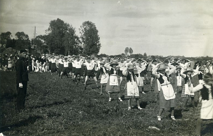 Jaunalietuvių sporto šventė Musninkuose. Kairėje su tamsia uniforma - Antanas Perednikas 1936-06-06. Širvintų fotografo Ibedo nuotrauka (nuotr. iš limis.lt). Jaunalietuvių sporto šventė Musninkuose. Kairėje su tamsia uniforma - Antanas Perednikas 1936-06-06. Širvintų fotografo Ibedo nuotrauka (nuotr. iš limis.lt).