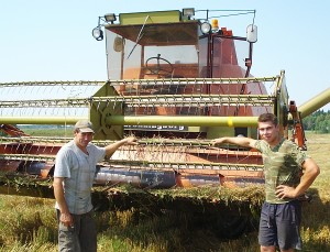 Javų lauke darbavosi Beržės kaimo ūkininkas Algirdas Davidavičius (kairėje) su sūnumi Nerijumi.