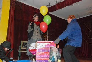 Su gimimo diena Juodiškių parko „direktorės“ Ritos atvyko pasveikinti draugelis Rička iš Turniškių parko.