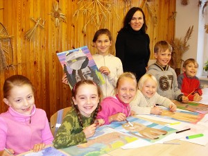Jolita Jurkevičiūtė su jaunaisiais dailininkais, tada dar Širvintų pradinės mokyklos pirmaklasiais. 2010 metai. 