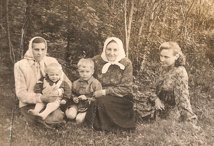 Kolionijos gyventoja Zofija Ragauskienė (pirma iš kairės) su vaikais Jonu ir Antanu, mama Jadvyga Stundiene ir seserimi Ona Stundyte-Pošiūniene. Kolionijos gyventoja Zofija Ragauskienė (pirma iš kairės) su vaikais Jonu ir Antanu, mama Jadvyga Stundiene ir seserimi Ona Stundyte-Pošiūniene.