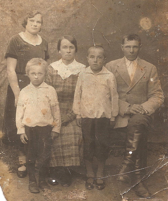 Senieji Kolionijos kaimo gyventojai Uršulė ir Kazys Ragauskai (sėdi) su vaikais Vanda, Feliksu ir Kaziu. Senieji Kolionijos kaimo gyventojai Uršulė ir Kazys Ragauskai (sėdi) su vaikais Vanda, Feliksu ir Kaziu.