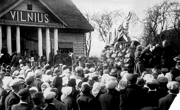 Paminklo Geležiniam Vilkui - Vilniaus simboliui - atidengimas. Autorius nežinomas, 1934m. Valstybinio Kernavės kultūrinio rezervato direkcijos archyvas