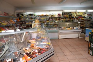Jaunos Šilalės rajono verslininkės atgaivinta kaimo parduotuvė jau po metų pradėjo nešti pelną.