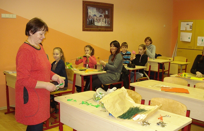 Janina Ošenienė kūrybinėse dirbtuvėse mokė, kaip pasigaminti saldainių puokštę Kalėdoms. Janina Ošenienė kūrybinėse dirbtuvėse mokė, kaip pasigaminti saldainių puokštę Kalėdoms.