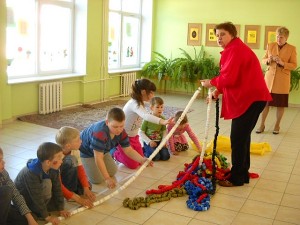 Nijolė Miliauskaitė ir jos vadovaujami pirmaklasiai išvynioja 8 kg sveriančią gyvatę.