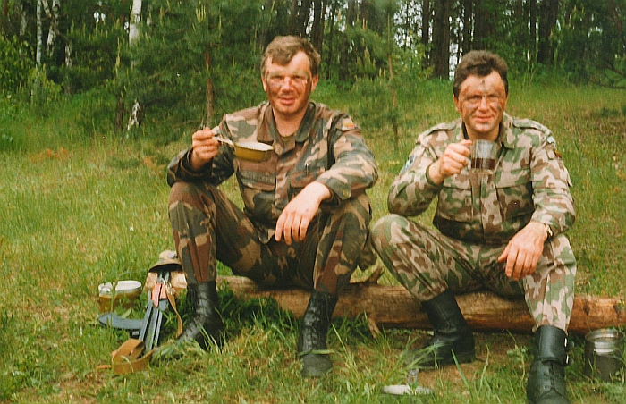 1998 metų liepos mėnuo. Raimondas Miliukas ir Antanas Kanapienis trumpos poilsio valandėlės metu karinėje bazėje Vilniuje. 