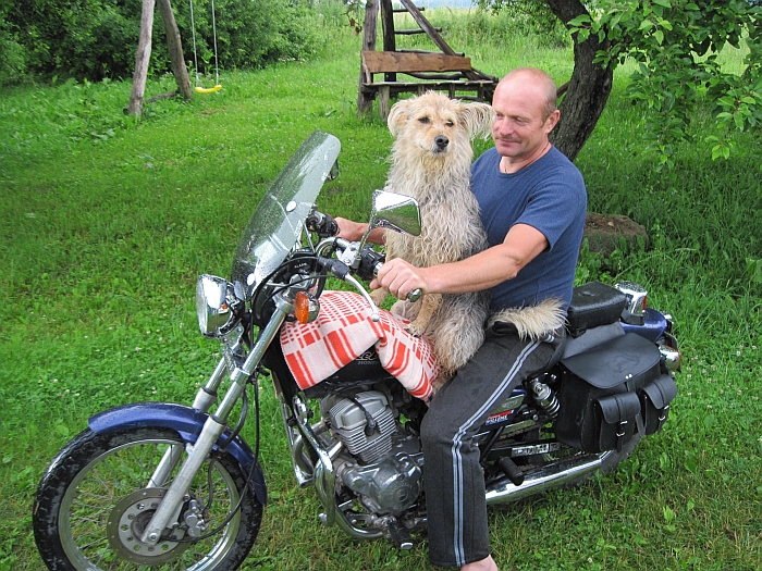 Česlovas Kanapienis pasakojo, kad jo šunys ne tik geri sargai, bet ir motociklu važinėjantys.