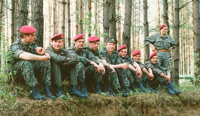 1994 metų vasara, Raudondvario mokymo centras. Trečias iš kairės Antanas Kanapienis, ketvirtas - Raimondas Miliukas, penktas - Alfonsas Gudašius, šeštas - Gintaras Meškutavičius, septintas - Jonas Micka. 