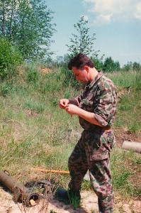 1995 metų vasara. Antanas Kanapienis kuopų vadų mokymuose Raudondvario mokymo centre - sprogdiklio sujungimas su trotilo gabalu vamzdyje. 