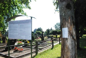 Akį badantis skelbimas kabo prie pagrindinio įėjimo į kapines, šalia stendo su laidojimo, kapinių lankymo ir tvarkymo taisyklėmis. Akį badantis skelbimas kabo prie pagrindinio įėjimo į kapines, šalia stendo su laidojimo, kapinių lankymo ir tvarkymo taisyklėmis.