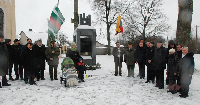 Prie paminklo Nepriklausomybės kovų savanoriams buvo uždegtos atminimo žvakutės.