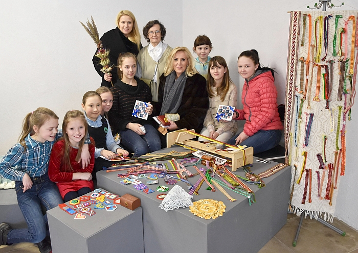 Merė Živilė Pinskuvienė ir administracijos direktorė Ingrida Baltušytė-Četrauskienė su Širvintų vaikų dienos centro juostų audėjomis, vadovaujamomis Zofijos Jablonskienės