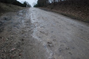 Per tiek laiko akmenys išsijudino, išsimėtė, liko kyšoti pavieniai ar nedidelėmis salelėmis, kurių joks greideris neįveikia. 