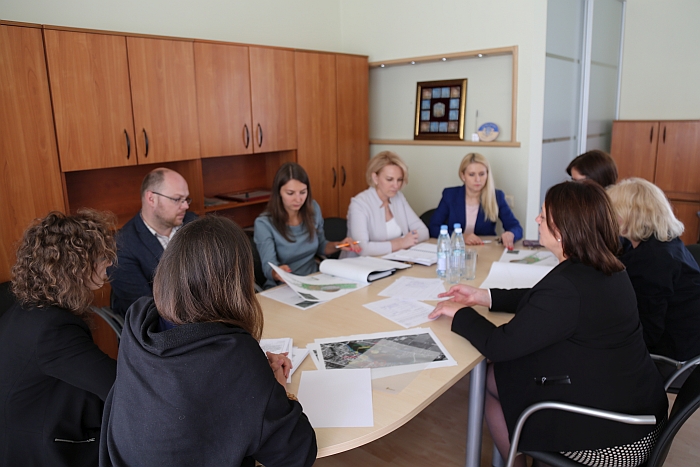 Projekto pristatymo visuomenei metu nedalyvavo nė vienas iš verkšlenančių. Projekto pristatymo visuomenei metu nedalyvavo nė vienas iš verkšlenančių.