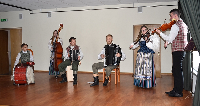 Vaikų ir jaunimo liaudiškos muzikos kapela „Kerniukai“.