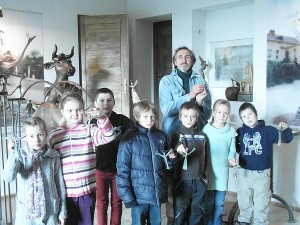 Kernavėje gyvenantis ir kuriantis skulptorius Henrikas Orakauskas pakvietė į naują edukacinę programą „Angelai mūsų akimis“. Kernavėje gyvenantis ir kuriantis skulptorius Henrikas Orakauskas pakvietė į naują edukacinę programą „Angelai mūsų akimis“.