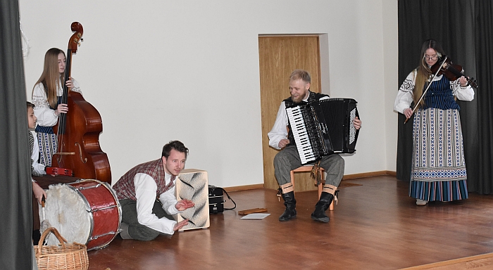Muzikinius triukus atliko Aivaras Jurkevičius (trečias iš dešinės).