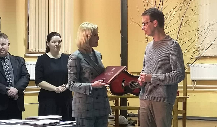 Merės Živilės Pinskuvienės dovana garbiam svečiui Vytautui Kernagiui jaunesniajam. Merės Živilės Pinskuvienės dovana garbiam svečiui Vytautui Kernagiui jaunesniajam.