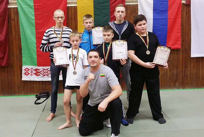 2014 m. gruodžio 15 d. Vilnius. Lietuvos kikbokso jaunučių čempionato prizininkai ir jų treneris Simonas Kriaučiūnas.
