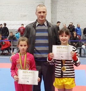 Seserys Pučinskaitės: dešinėje Airida, tapusi čempione ir Karolina, iškovojusi sidabro medalį.