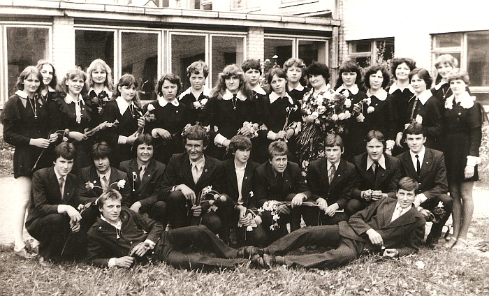 11c klasės abiturientai su klasės auklėtoja Elena Randakevičiene 1981 metų pavasarį.