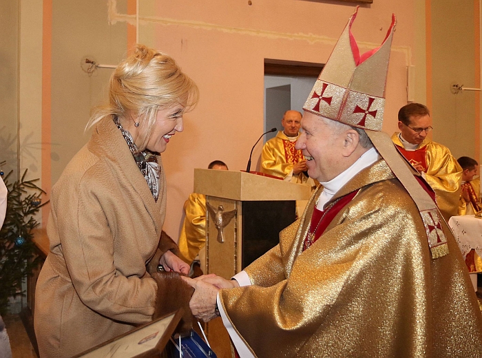 Merė Ž. Pinskuvienė įteikė padėką vyskupui emeritui Juozui Matulaičiui.