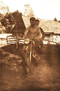 Motociklą vairuoja Beivydžių kaimo gyventojas Pranas Kanapienis, už nugaros sėdi limonietis Jonas Šmigelskas. Iš vaizdo nuotraukoje galima spėti, kad tai Iževsko gamyklos viencilindris motociklas IŽ-56, Sovietų Sąjungoje gamintas 1956-1962 metais. Vėliau jį pakeitę išpopuliarėjęs IŽ-Planeta.
