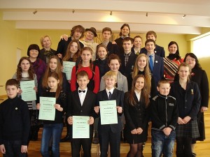 Lietuvos mokinių meninio skaitymo konkurso rajoninio etapo dalyviai, jų mokytojai ir komisijos nariai.