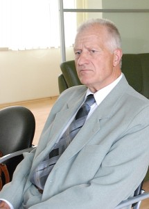 Kontrolės komiteto narys, valdančiosios daugumos atstovas Antanas Lidžius taip pat pritarė, kad būtų kreipiamasi į Viešųjų pirkimų tarnybą ir Prokuratūrą dėl Meno mokyklos direktoriaus Viešųjų pirkimų įstatymo nesilaikymo.