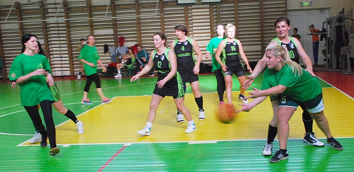 Bronzą iškovojusios širvintiškės žaidžia su Radviliškio „Šeduvos malūno moterų“ komanda.